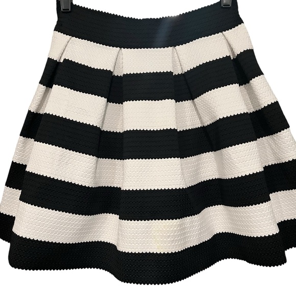 NWT, Express Black White Striped Structured Stretch Pouf Skater Mini Skirt, Sz S - Picture 7 of 14